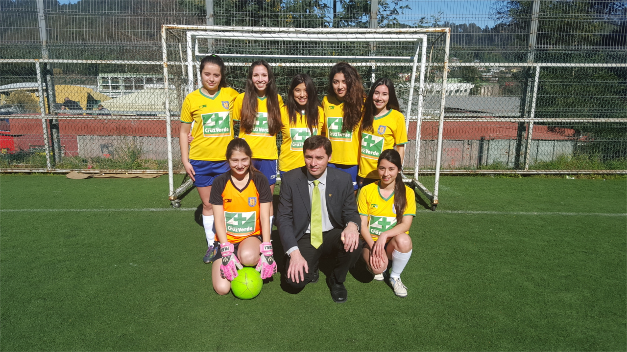 EQUIPO DE FÚTBOL FEMENINO RECIBE NUEVAS CAMISETAS OFICIALES