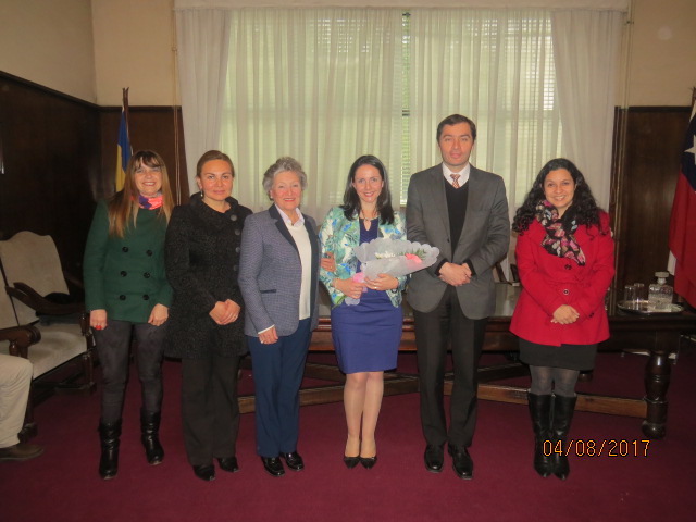De izquierda a derecha: Dra. Sigrid Mennickent, comisión externa, Nut. Ana María Labraña, profesora co-guía, Nut. Eliana Durán, profesora guía, Dra. Marcela Mansilla, Dr. Ricardo Gogoy, Decano de la Facultad de Farmacia, Dra. Montserrat Victoriano, Directora subrogante del programa de Magíster.