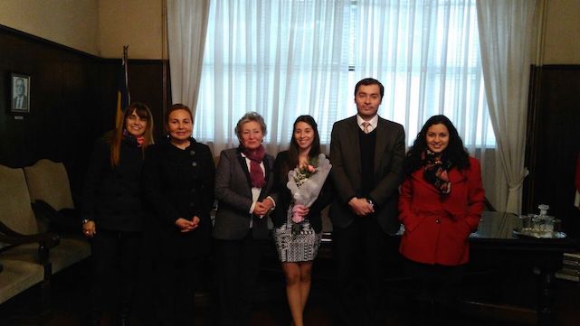 De izquierda a derecha: Dra. Sigrid Mennickent, comisión externa, Nut. Ana María Labraña, profesora co-guía, Nut. Eliana Durán, profesora guía, Nut. Francisca Oyarzún, Dr. Ricardo Godoy, Decano de la Faculta de Farmacia, Dra. Montserrat Victoriano, Directora subrogante del programa de Magíster. 