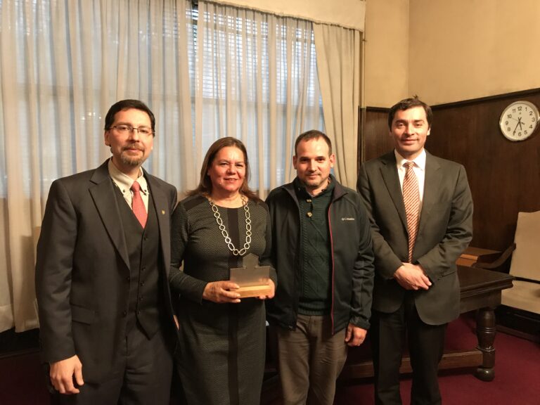 De izq a der: Prof. Felipe Zúñiga, Prof. Karin Reinicke, Prof. Claudia Mardones, y Decano Sr. Ricardo Godoy.