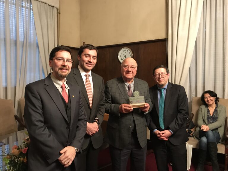 De izq a der: Prof. Felipe Zúñiga, Decano Sr. Ricardo Godoy, Prof. Hernán Maturana y Decano Sr. Eduardo Pereira (Cs. Químicas).