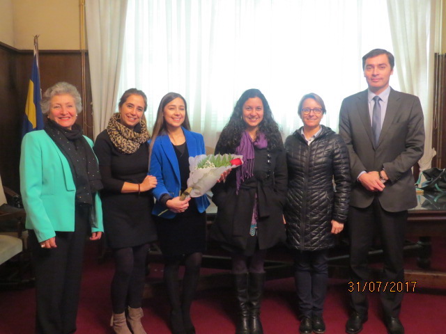 De izquierda a derecha: Nut. Eliana Durán, directora de programa Nut. Constanza Mosso, profesora guía Nut. Makarena Vejar Dra. Montserrat Victoriano, co-guía Dra. Magdalena Celis, comisión evaluadora externa Dr. Ricardo Godoy, Ministro de fé