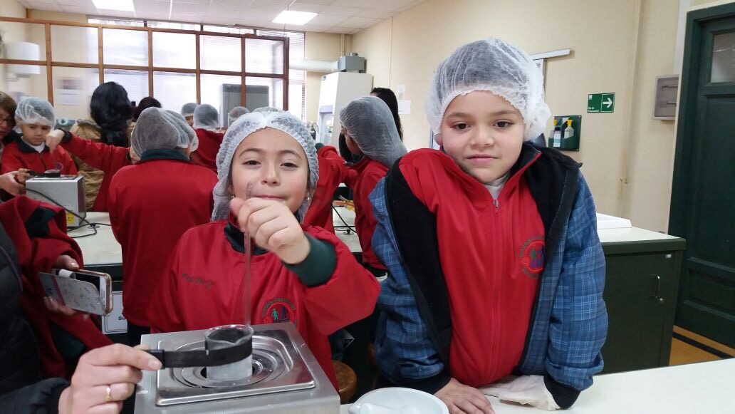 DELEGACIONES ESCOLARES VISITARON LABORATORIOS DE LA FACULTAD DE FARMACIA