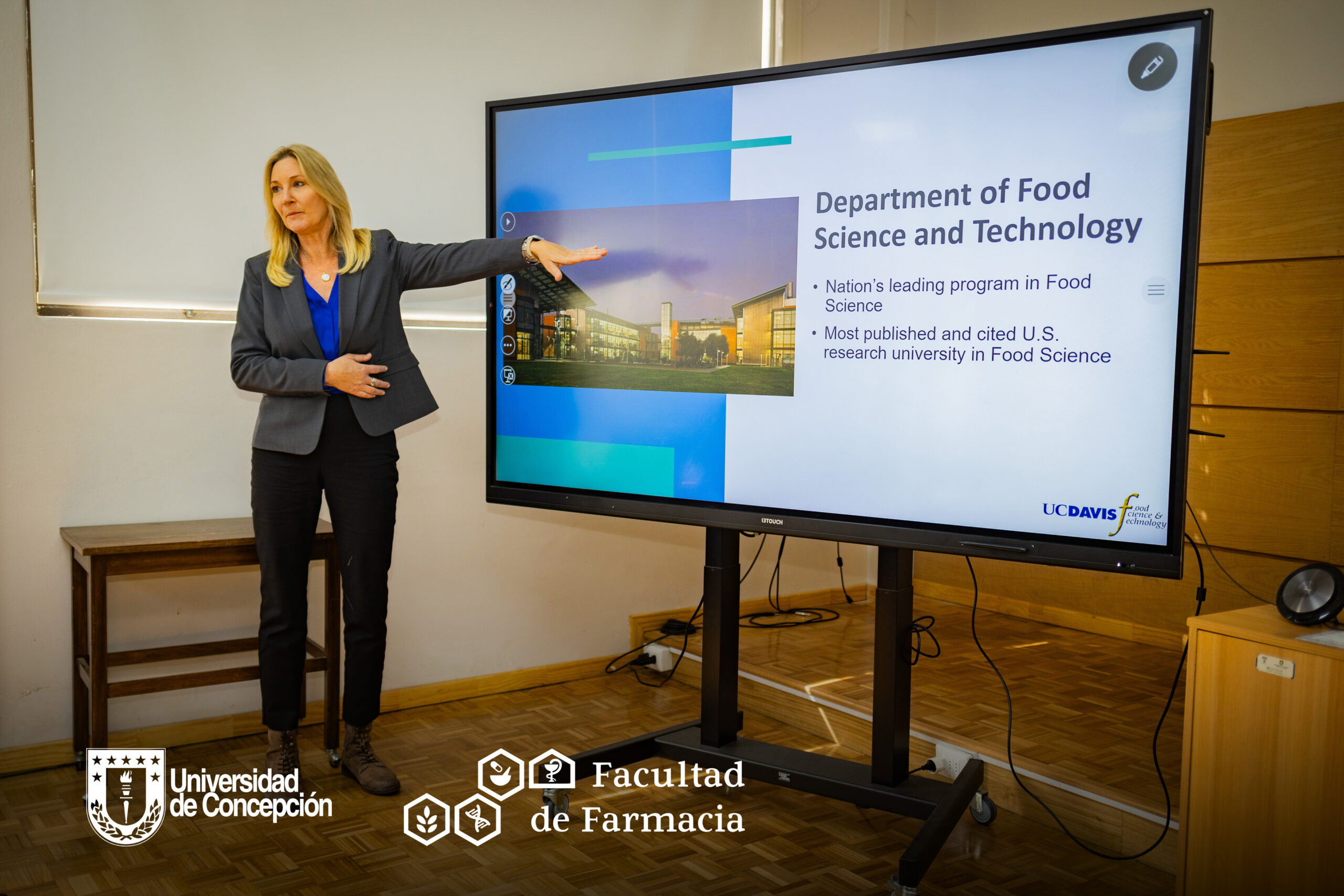 Dra. Alyson Mitchell presenta en visita a la Facultad de Farmacia y adelanta colaboración en investigación y postgrado con la UC Davis