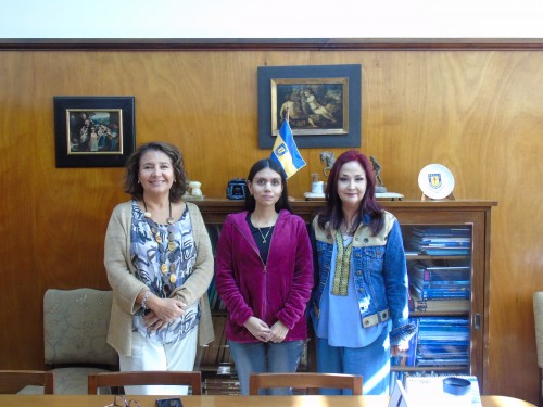 Académica y estudiante internacional evalúan la aromaterapia de lavanda como alternativa natural para el trastorno disfórico premenstrual