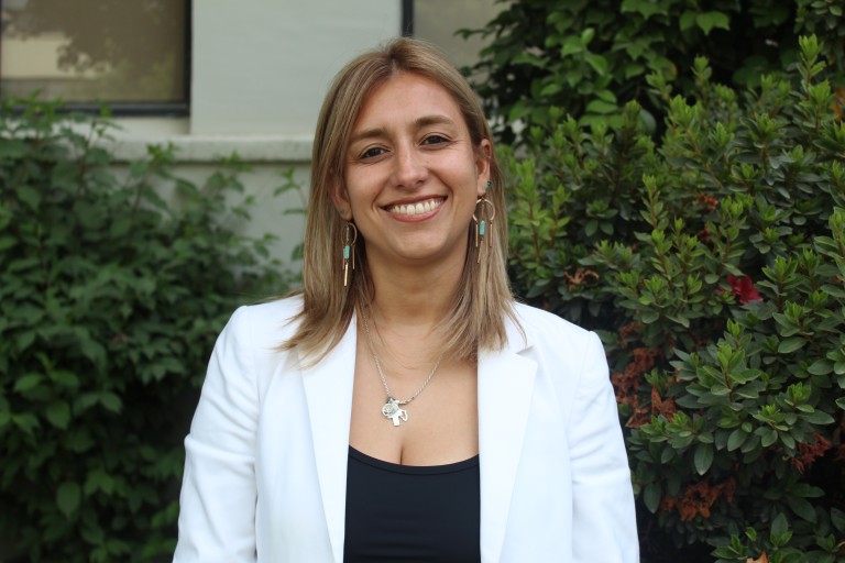 Dra. Estefanía Nova es reconocida con el premio Adelina Gutiérrez