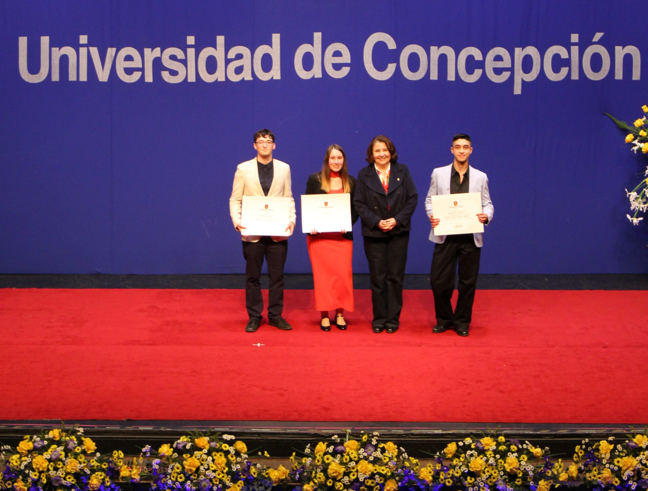 Premio Universidad de Concepción distingue la excelencia académica de estudiantes de la Facultad de Farmacia