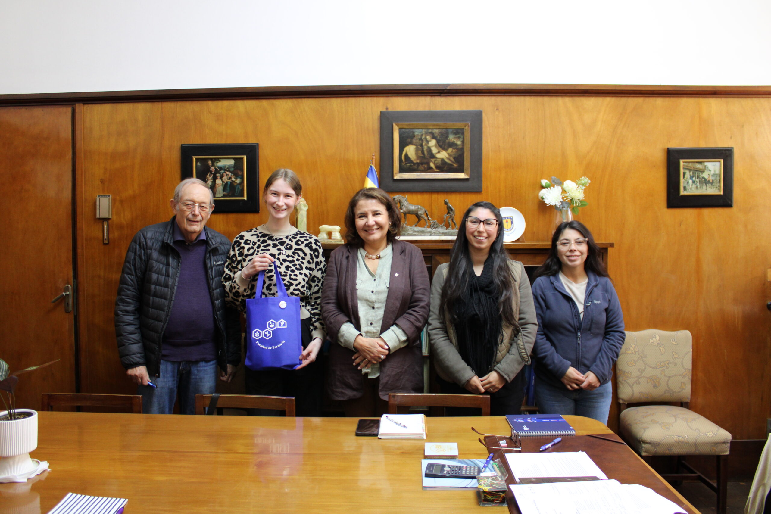 Investigadora alemana realiza estadía en la Facultad de Farmacia y contribuye al estudio de biomarcadores de enfermedad renal crónica