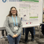 Catalina Bravo, candidata al Doctorado en Ciencias y Tecnología Analítica, presentó "Toward quantitative MSI in Eucalyptus leaf tissues: Impact of matrix selection on the ionization of defense-related metabolites".