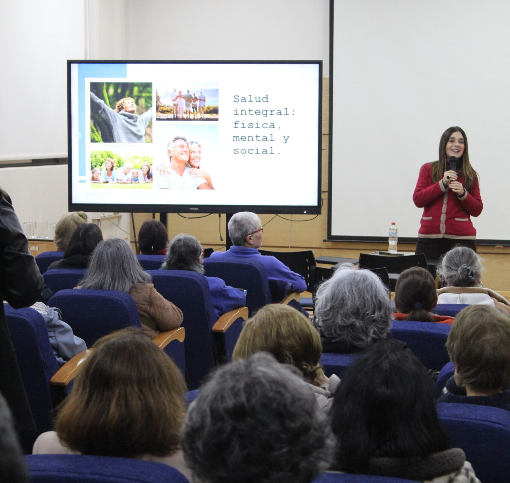 Escuela de la Persona Mayor abre su segunda versión con 16 charlas gratuitas para promover el aprendizaje y el bienestar durante toda la vida